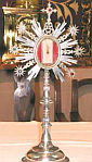 MONSTRANCJA z CZĘŚCIĄ OBRUSA z CIMBALLA: kościół Santa Maria, Cimballa; źródło: www.therealpresence.org