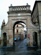 PORTO ALVARE: brama miejska, Morrovalle; źródło: rete.comuni-italiani.it