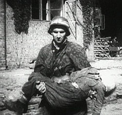 POWSTANIEC Z CIAŁEM, 1944, Warszawa; źródło: www.zhr.pl