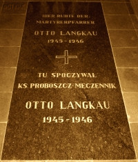 LANGKAU Otto - Cenotaph, commemorative plaque in the floor of parish church, Bartąg, source: commons.wikimedia.org, own collection; CLICK TO ZOOM AND DISPLAY INFO