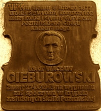 GIEBUROWSKI Wacław Kazimierz - Tablica pamiątkowa, miejsce urodzenia, Plac Wolności 7, Bydgoszcz, źródło: commons.wikimedia.org, zasoby własne; KLIKNIJ by POWIĘKSZYĆ i WYŚWIETLIĆ INFO