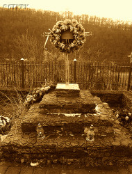 JURASZ Stephen - Mass grave, cemetery by the ruins of the f. church, Czerwonogród, source: podoleorg.blogspot.com, own collection; CLICK TO ZOOM AND DISPLAY INFO
