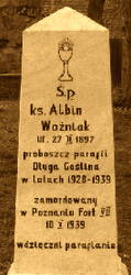WOŹNIAK Albin - Monument (cenotaph?), parish church, Długa Goślina, source: commons.wikimedia.org, own collection; CLICK TO ZOOM AND DISPLAY INFO