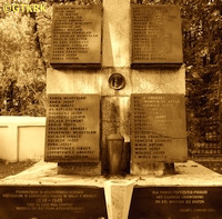CESARZ Jan - Pomnik pomordowanych, Dobroń, źródło: panaszonik.blogspot.com, zasoby własne; KLIKNIJ by POWIĘKSZYĆ i WYŚWIETLIĆ INFO