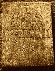 GÓRECKI Marian - Tablica pamiątkowa, nagrobek (cenotaf?), Cmentarz Zasłużonych, Gdańsk - Zaspa, źródło: commons.wikimedia.org, zasoby własne; KLIKNIJ by POWIĘKSZYĆ i WYŚWIETLIĆ INFO