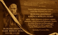 SITKO Roman - Pamiątkowa tablica, Publiczne Gimnazjum im. bł. Romana Sitki, Kamionka, źródło: www.pgkamionka.szkola.pl, zasoby własne; KLIKNIJ by POWIĘKSZYĆ i WYŚWIETLIĆ INFO