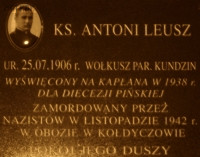 LEUSZ Antoni - Tablica pamiątkowa. kościół parafialny pw. Narodzenia Najświętszej Maryi Panny, Kundzin; źródło: dzięki uprzejmości p. Doroty Rudzińskiej, zasoby własne; KLIKNIJ by POWIĘKSZYĆ i WYŚWIETLIĆ INFO