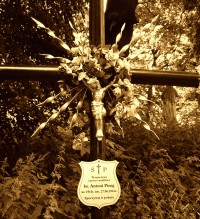 PIRÓG Antoni - Krzyż nagrobny, cmentarz, Milczyce (1992); źródło: dzięki uprzejmości p. Romana Wójcickiego, Sądowa Wisznia, zasoby własne; KLIKNIJ by POWIĘKSZYĆ i WYŚWIETLIĆ INFO
