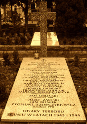 DOBROWOLSKI Bronislav - Mass grave, parish cemetery, Pomiechówek, source: commons.wikimedia.org, own collection; CLICK TO ZOOM AND DISPLAY INFO