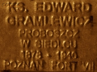 GRAMLEWICZ Edward - Pamiątkowa tabliczka, pomnik Państwa Podziemnego, Poznań, źródło: zasoby własne; KLIKNIJ by POWIĘKSZYĆ i WYŚWIETLIĆ INFO