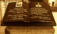 GONDEK Wojciech (o. Krystyn) - Tablica pamiątkowa, pomnik w miejscu rodzinnego domu, Słona, źródło: www.zakliczyninfo.pl, zasoby własne; KLIKNIJ by POWIĘKSZYĆ i WYŚWIETLIĆ INFO