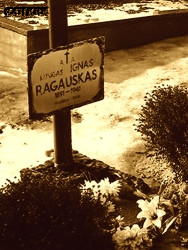 RAGAUSKIS Ignacy - Nagrobek, cmentarz parafialny, Uciana, Litwa, źródło: www.jmuseum.lt, zasoby własne; KLIKNIJ by POWIĘKSZYĆ i WYŚWIETLIĆ INFO