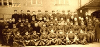 FRANCUZ Jan - 03.1940, oflag IX A/Z Rotenburg a. d. Fulda (J. Francuz szósty z prawej w trzecim rzędzie od dołu), źródło: hinterstacheldraht.jimdo.com, zasoby własne; KLIKNIJ by POWIĘKSZYĆ i WYŚWIETLIĆ INFO