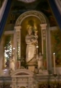 NABOŻEŃSTWO przed OŁTARZEM NASZEJ PANI WSPOMOŻYCIELKI: kościół Madonny dei Rimedi, Palermo; źródło: www.youtube.com