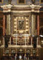 MADONNA RÓŻAŃCOWA z POMPEI: ołtarz główny, sanktuarium, Pompeja; źródło: www.flickr.com