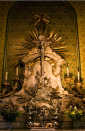 OŁTARZ PRZENAJŚWIĘTSZEJ KRWI: srebrne tabernakulum, Heilig-Bloedbasiliek, Brugia; źródło: commons.wikimedia.org