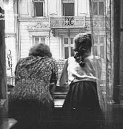 W OKNIE (POWSTANIE): początek sierpnia 1944, wyglądające przez okno na ul. Marszałkowską kobiety, GRABSKI, Marian (189, Łódź – 1965, Warszawa); źródło: www.1944.pl