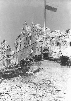 RUINY KLASZTORU MONTE CASSINO: od strony północnej, kpt. BEDNARSKI, Jan (), 18.v.1944 (parę godzin po zdobyciu),kpt. Jana Bednarskiego, biało-czerwona flaga dorysowana później, archiwum Jana Bednarskiego, Jr., Calgary; źródło: www.zwoje-scrolls.com