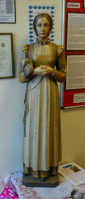 św. ANNA LINE: figurka w szkole St. Anne Line Junior School, Essex; źródło: www.st-anneline-jun.essex.sch.uk