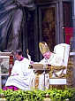 JAN PAWEŁ II podczas MSZY św. KANONIZACYJNEJ św. MARII KRESCENCJI HÖSS: 25.XI.2001, Watykan; źródło: jakob-brucker-gymnasium.de