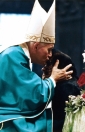św. JAN PAWEŁ II i MATKA bł. PETRYNY MOROSINI - 4.x.1987, Msza św. beatyfikacyjna, Watykan; źródło: beatapierinamorosini.com