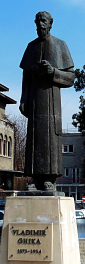bł. WŁODZIMIERZ GHIKA - 2004, pomnik, brąz, na podstawie modelu w gipsie autorstwa Jerzego D. Anghel (1904, Drobeta Turnu Severin - 1966, Bukareszt), dystrykt I, Bukareszt; źródło: ro.wikipedia.org