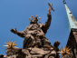 św. JAN NEPOMUCEN: figura na pomniku przed kościołem św. Krzyża na Ostrowie Tumskim, Wrocław; źródło: fotogalerie.pl
