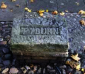 KNAVESMIRE - pamiątkowy kamień w miejscu szafotu, York; źródło: ralphfiennes-corner.net