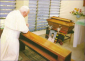 JAN PAWEŁ II modlący się przez relikwiami PIOTRA TO ROT - Port Moresby, 1995; źródło: www.catholicpng.org.pg