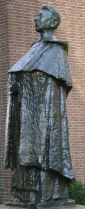 bł. TYTUS BRANDSMA - pomnik, Liceum im. Tytusa Brandsma, Oss; źródło: nl.wikipedia.org