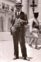 bł. MICHAŁ AUGUSTYN PRO w PRZEBRANIU - 1926-7, miasto Meksyk, na przeciw pałacu prezydenckiego; źródło: puffin.creighton.edu