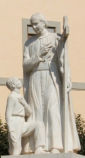 św. KASPER del BUFALO: rzeźba przed domem zakonnym w Albano; źródło: www.heiligenlexikon.de