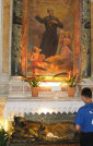 św. KASPER del BUFALO: ołtarz z relikwiami, obraz, leżąca figura, Santa Maria w Trivio, Rzym; źródło: picasaweb.google.com